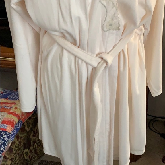 Robe - Picture 2 of 2